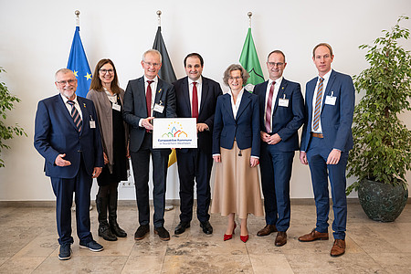 vlnr: P.W. Wahl; S. Wießmeier; Dr. A. Hörster; Minister N. Liminski; Ministerin I. Scharrenbach; C. Almering; M. Weitzel; (c) Foto: Land NRW / Mark Hermenau  