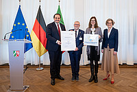 vlnr: Minister N. Liminski; P.W. Wahl; S. Wießmeier; Ministerin I. Scharrenbach; (c) Foto: Land NRW / Mark Hermenau