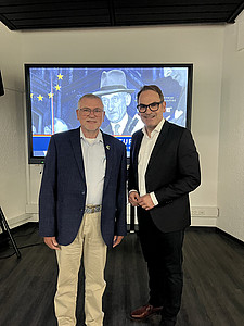 Peter W. Wahl begrüßt Ingo Espenschied